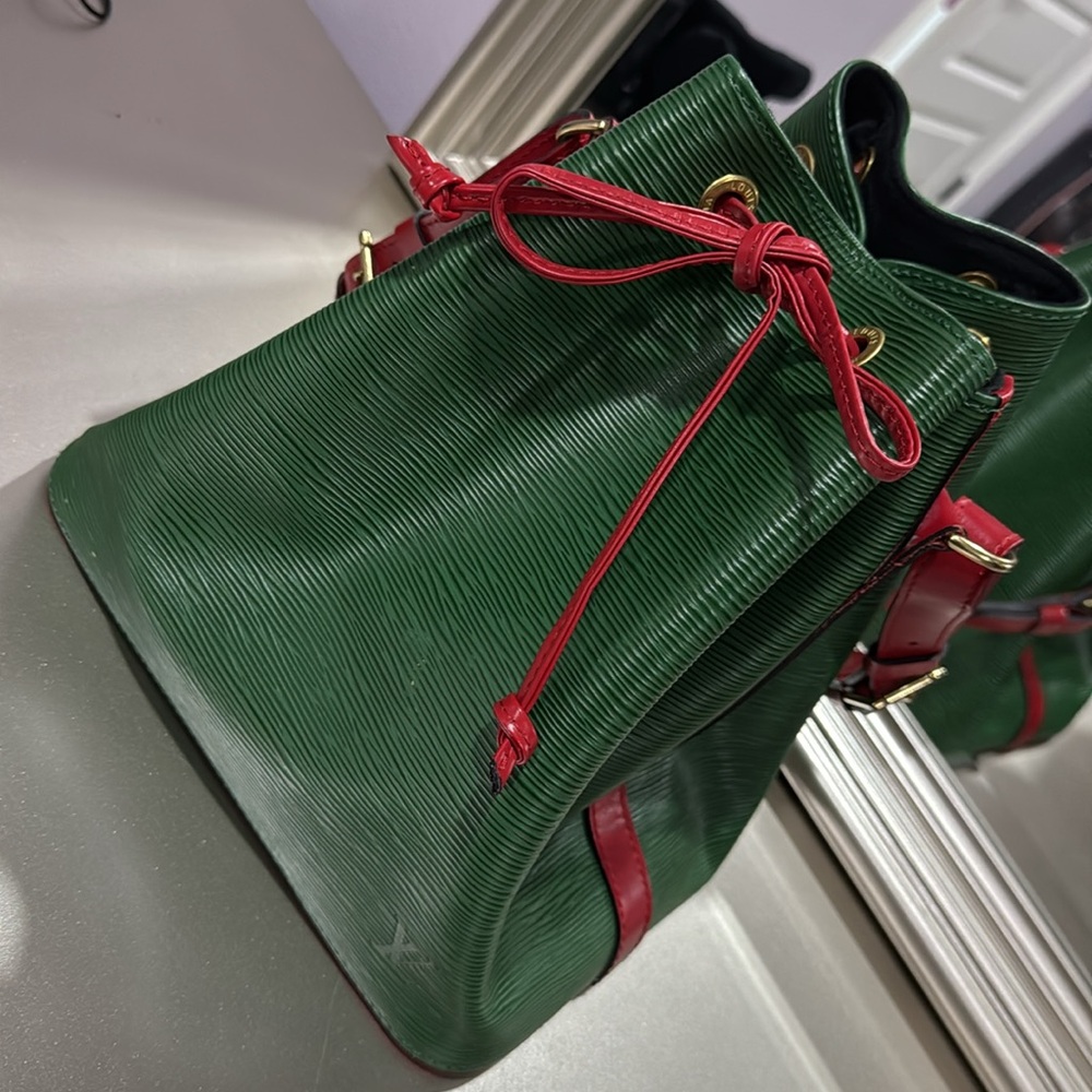 ✨💎AUTHENTIC💎✨ Louis Vuitton Epi Shoulder bag